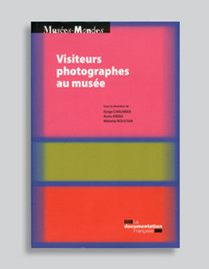 CV96 - Visiteurs photographes au musée - Romain Guedj